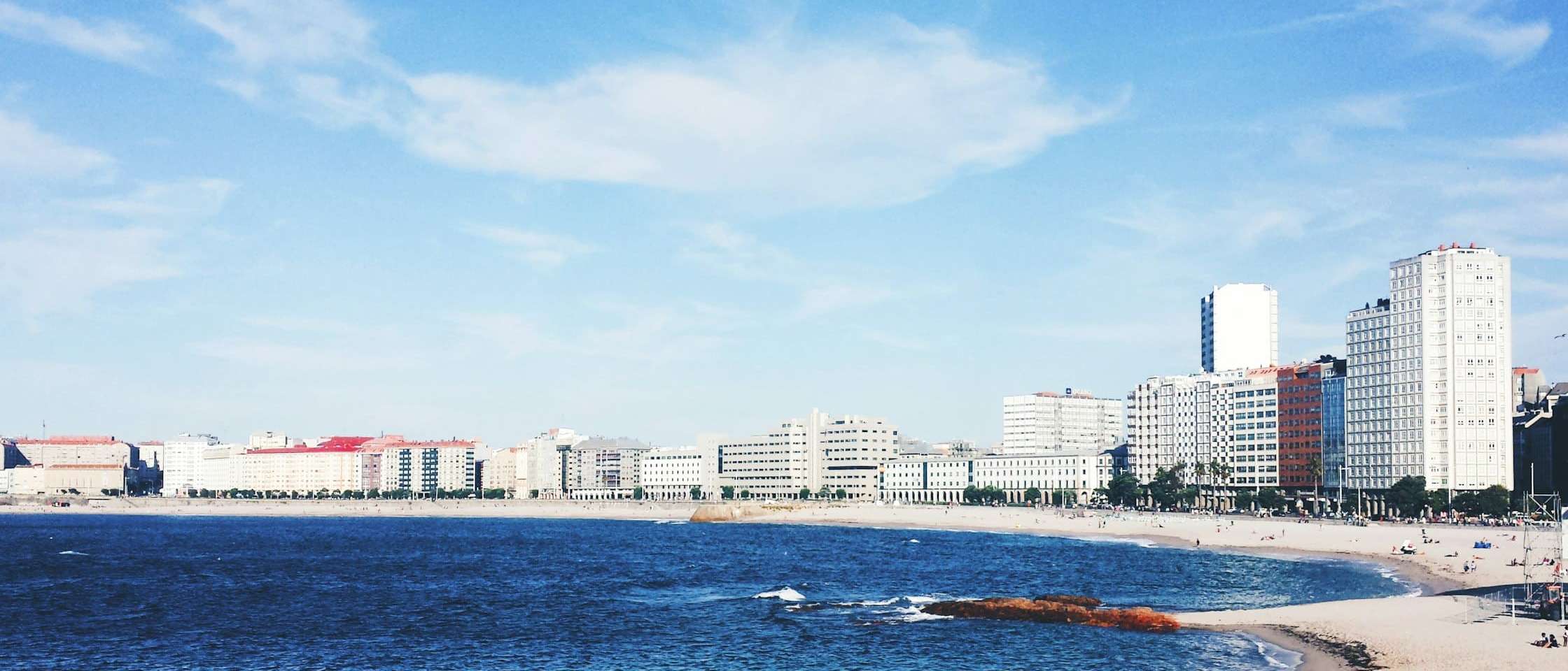 Playas de Riazor y Orzán en A Coruña con el paseo marítimo al fondo