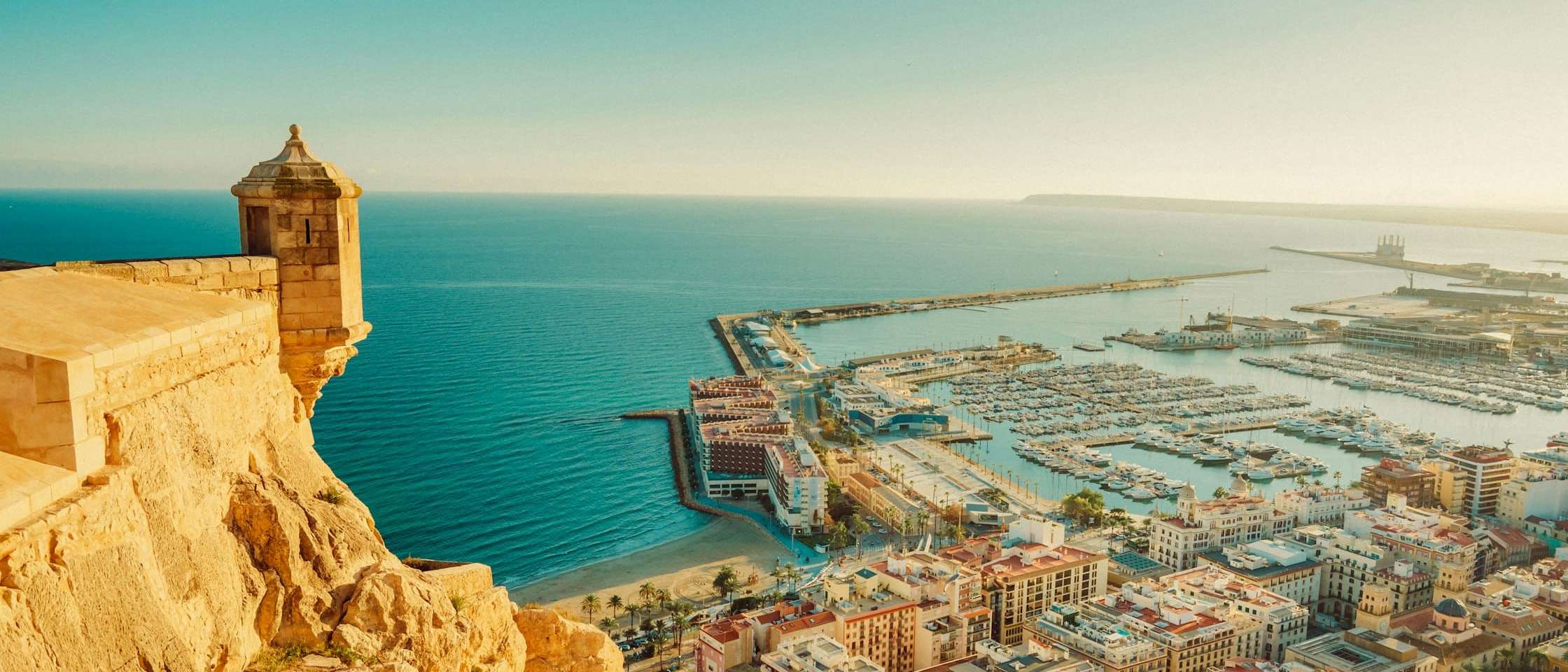 Playa del Postiguet, la Explanada y el puerto de Alicante desde el castillo de Santa Bárbara
