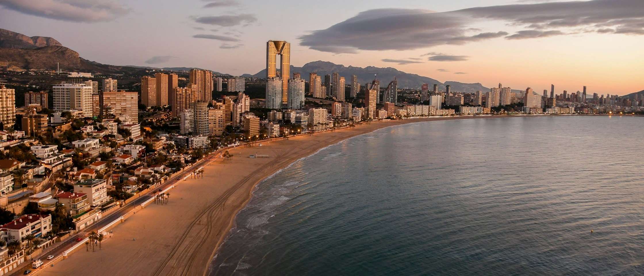Amanecer en la playa de Benidorm con el edificio Intempo y las torres