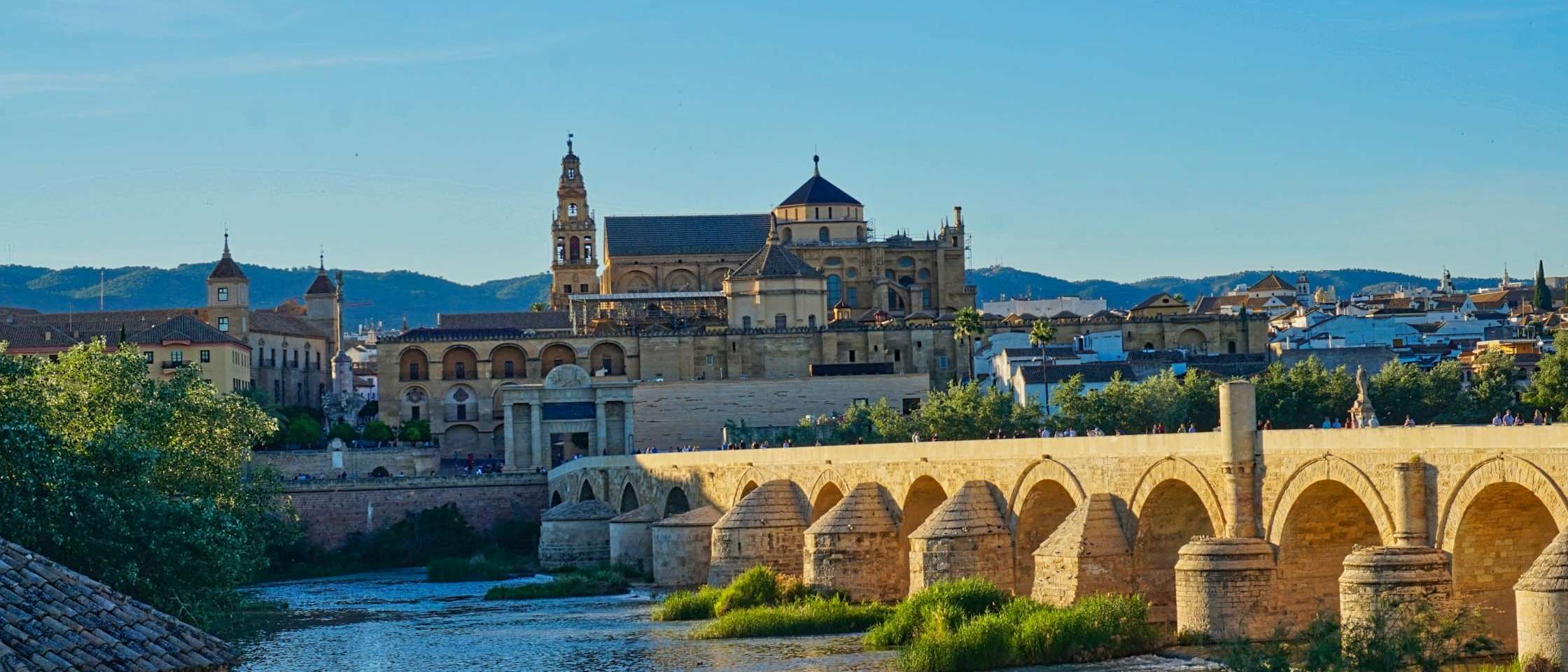 Puente Romano de Córdoba sobre el Guadalquivir con la Mezquita-Catedral detrás