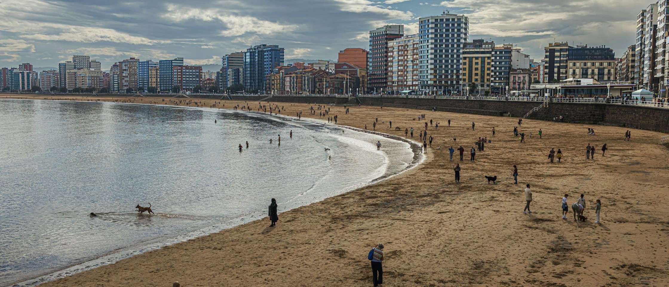 Playa de San Lorenzo en Gijón en marea baja, con el Muro y el paseo