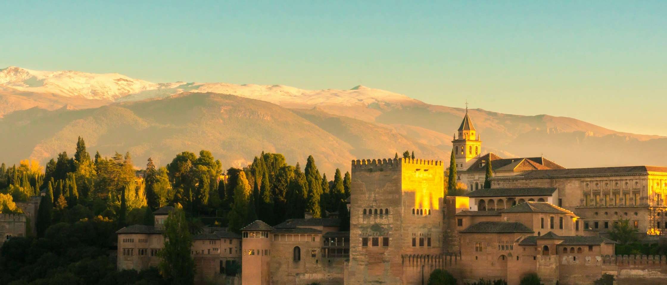 La Alhambra de Granada al atardecer con Sierra Nevada nevada al fondo