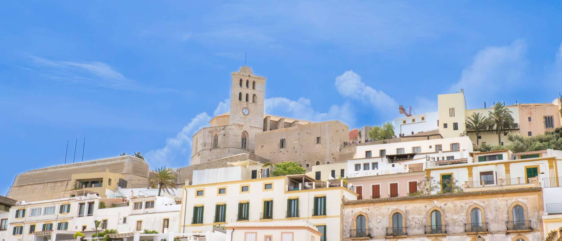 Dalt Vila, el casco antiguo de Ibiza, con la catedral sobre las casas encaladas