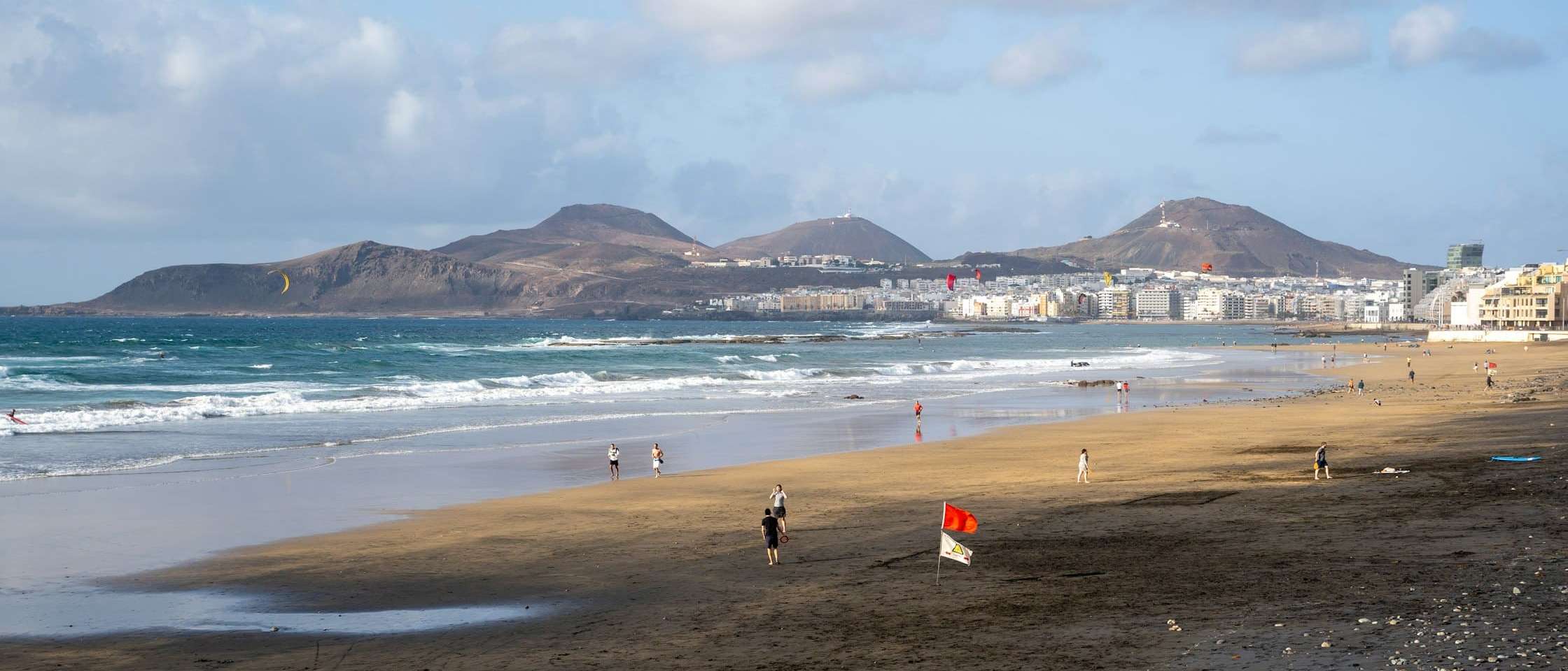 Playa de Las Canteras en Las Palmas de Gran Canaria con La Isleta al fondo