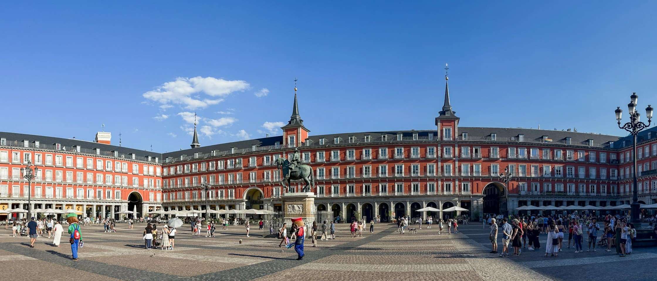 Plaza Mayor de Madrid con la Casa de la Panadería y la estatua de Felipe III