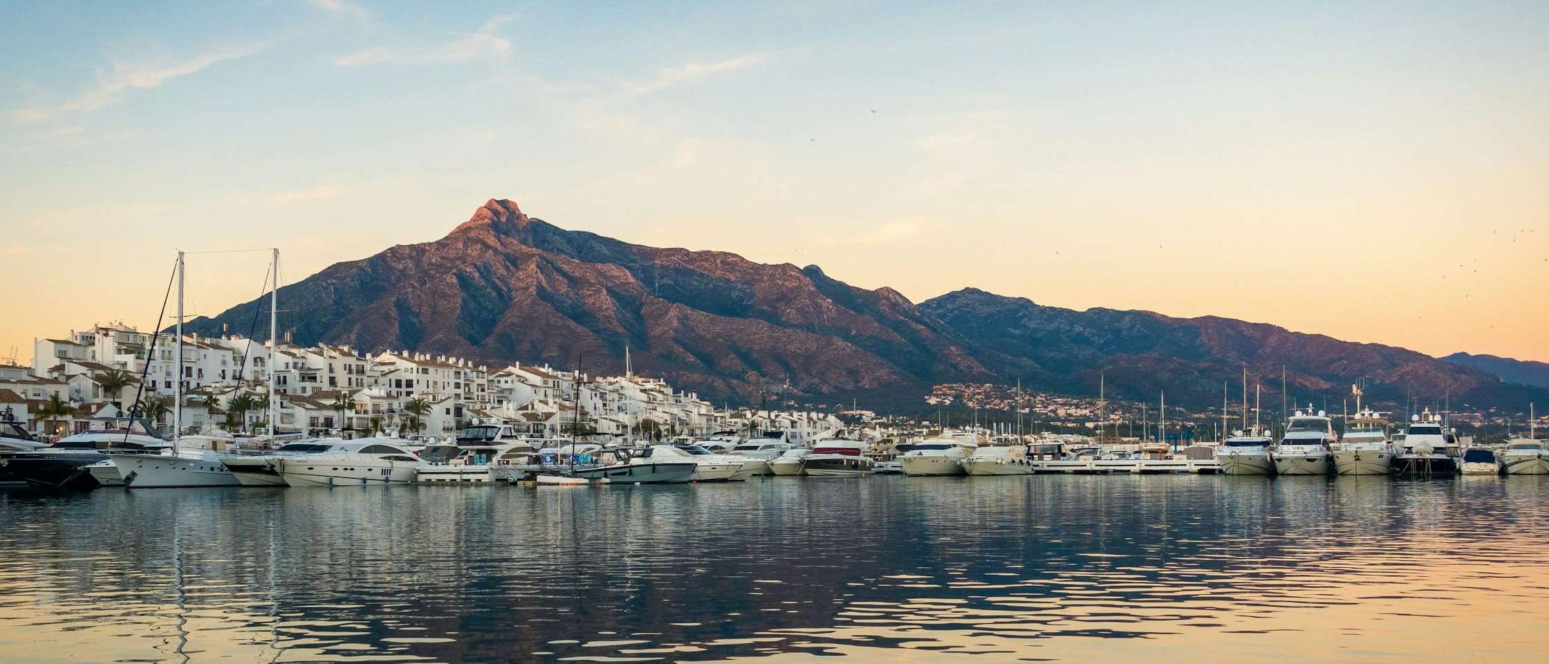 Puerto deportivo de Marbella con La Concha al fondo al atardecer