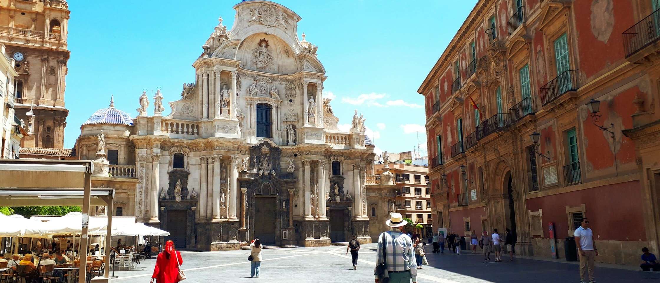 Plaza del Cardenal Belluga de Murcia con la fachada barroca de la catedral y terrazas