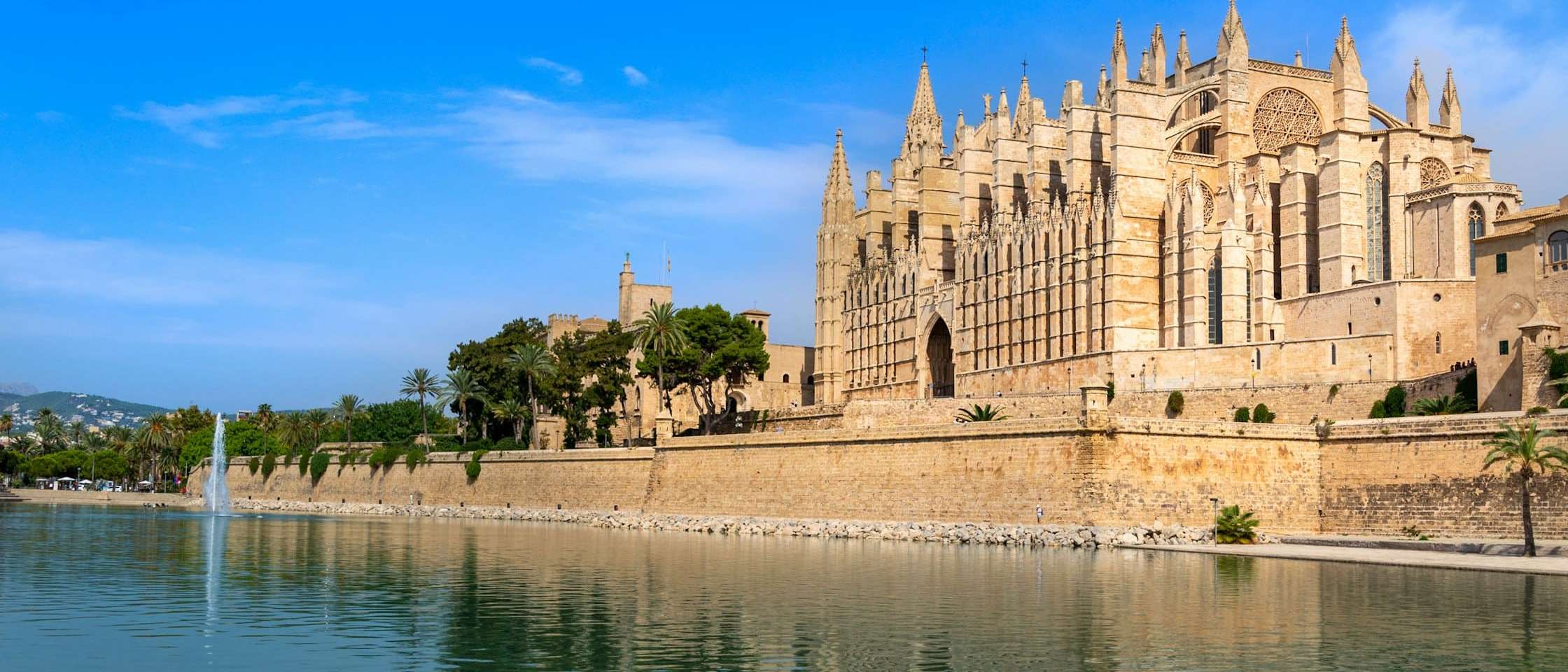 Catedral de Palma reflejada en el lago del Parc de la Mar