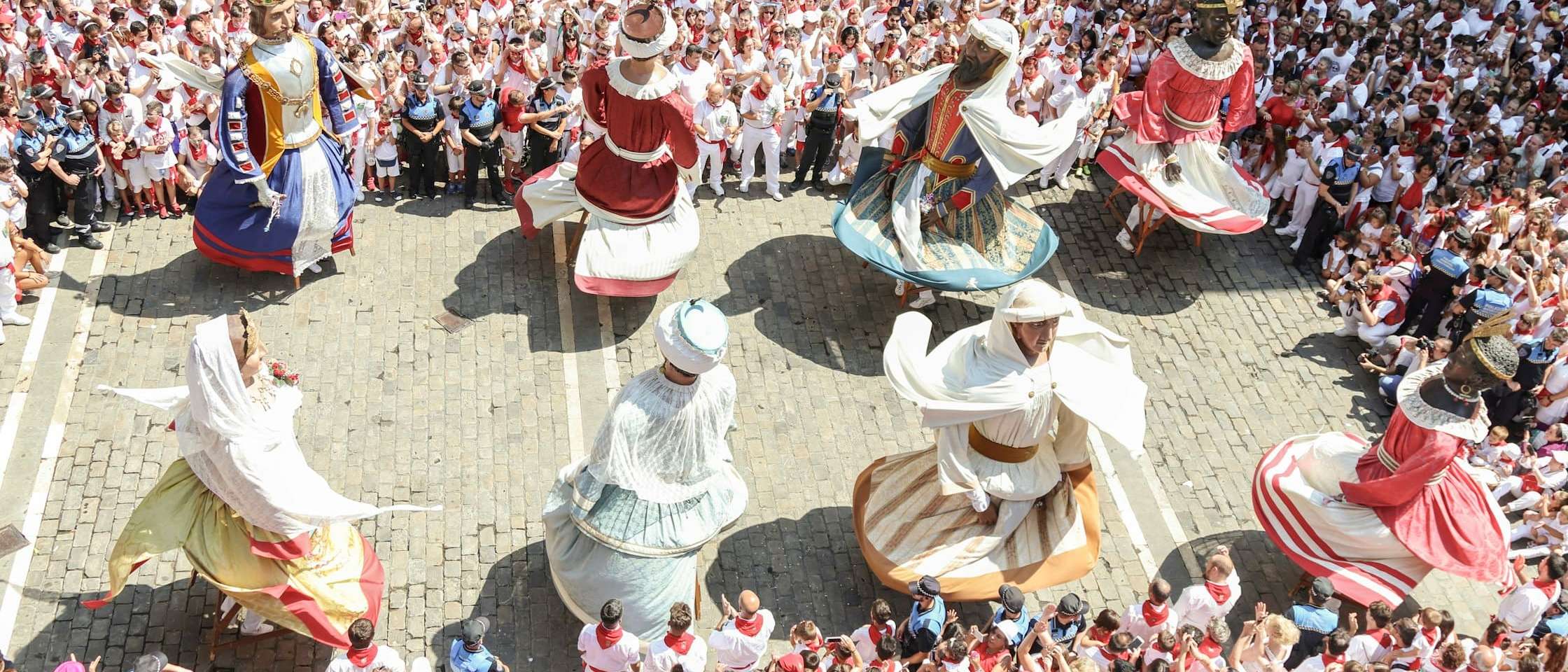 Gigantes bailando en la plaza del Ayuntamiento de Pamplona durante San Fermín
