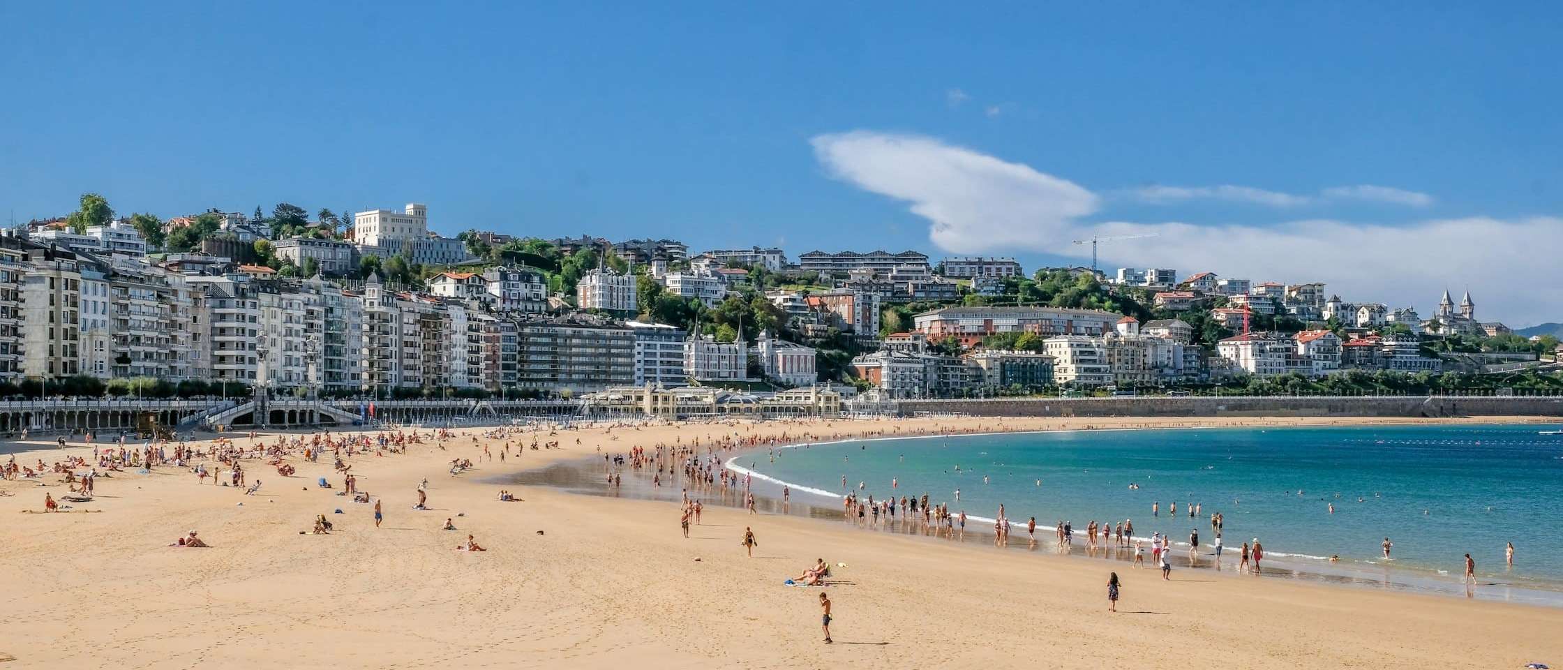 Playa de La Concha en San Sebastián con el paseo y la ciudad al fondo