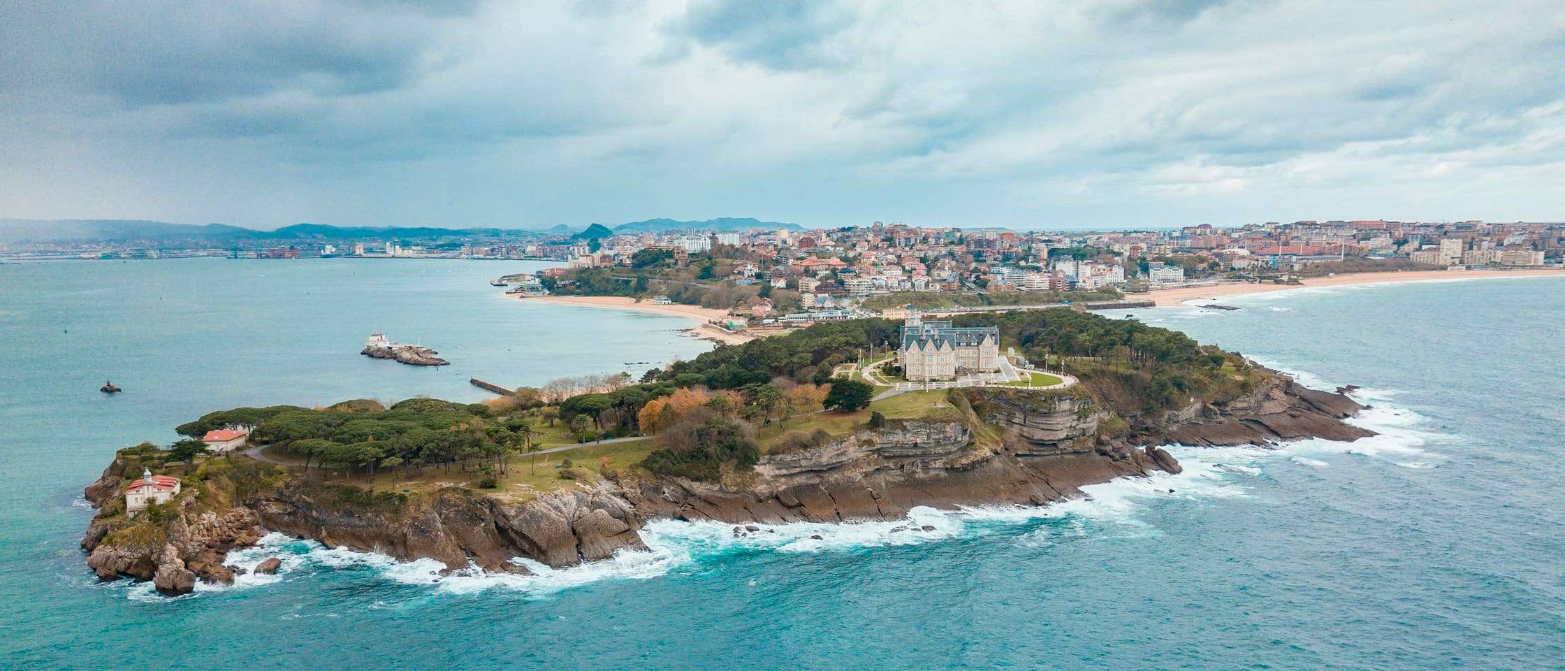 Península de La Magdalena en Santander, con el palacio y la bahía, vista desde el aire