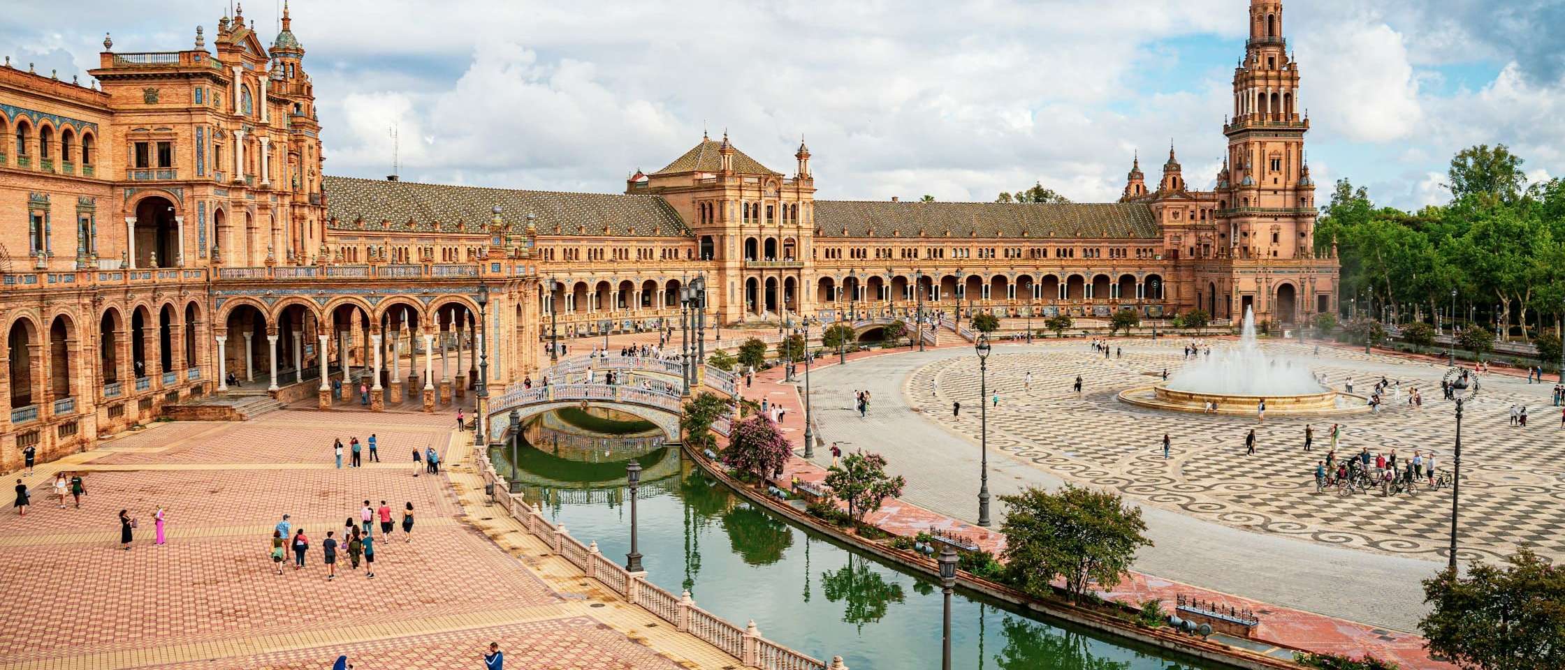 Plaza de España de Sevilla vista desde lo alto, con el canal, los puentes y la fuente central