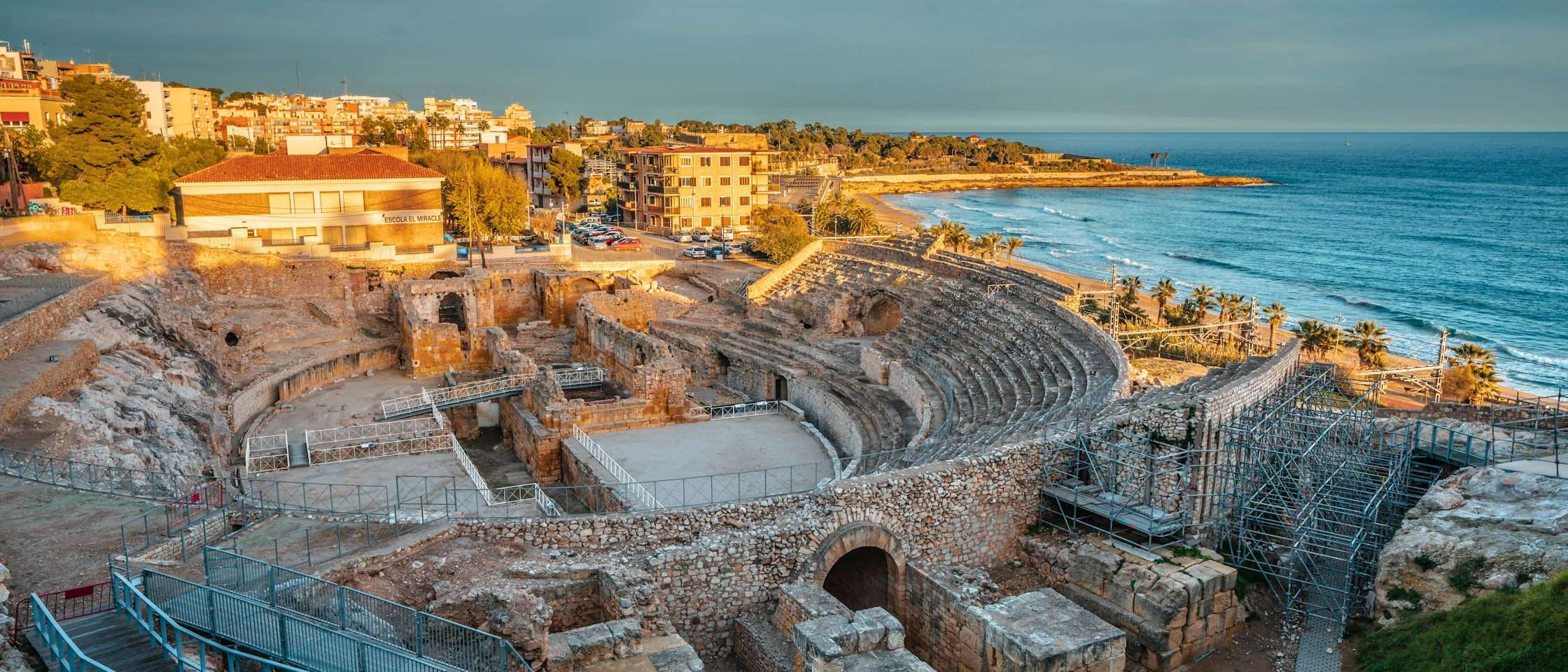 Anfiteatro romano de Tarragona junto al mar y la playa del Miracle