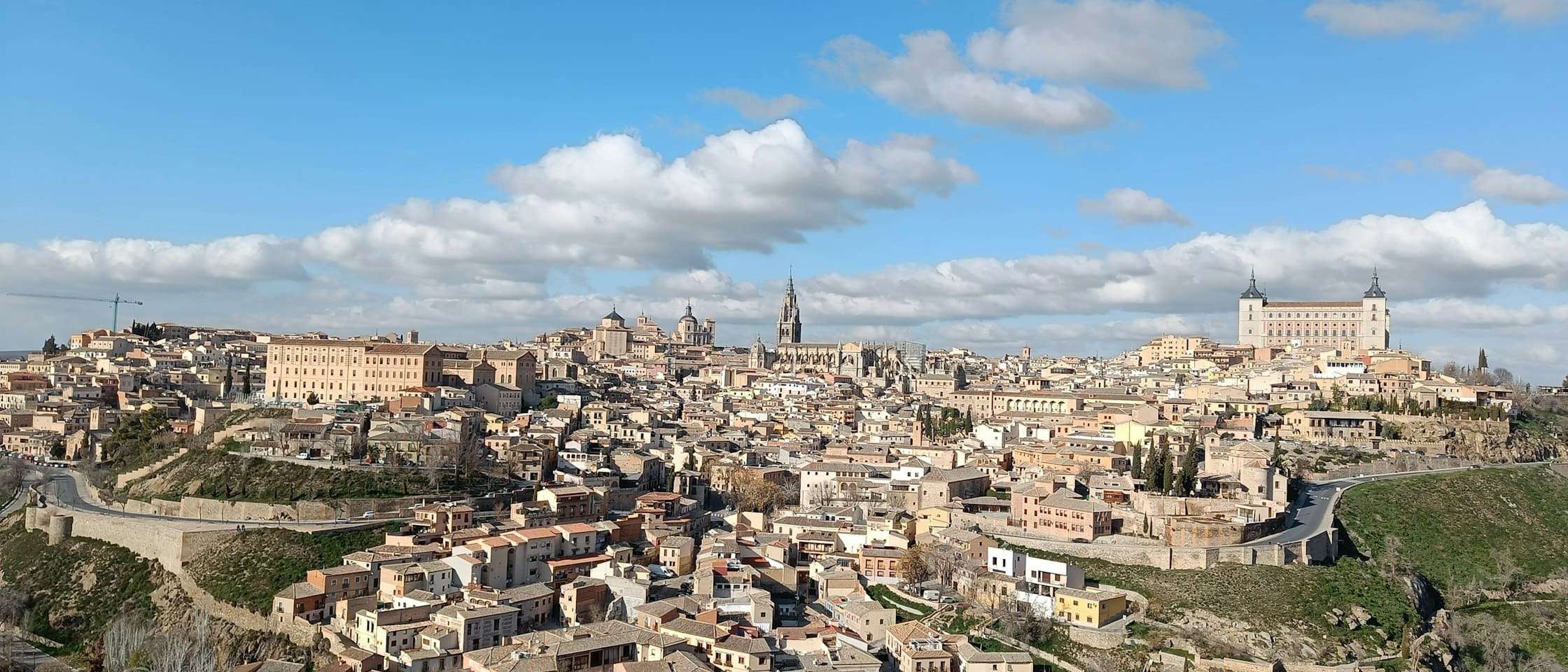 Silueta del casco histórico de Toledo, con la catedral y el Alcázar, desde la otra orilla del Tajo