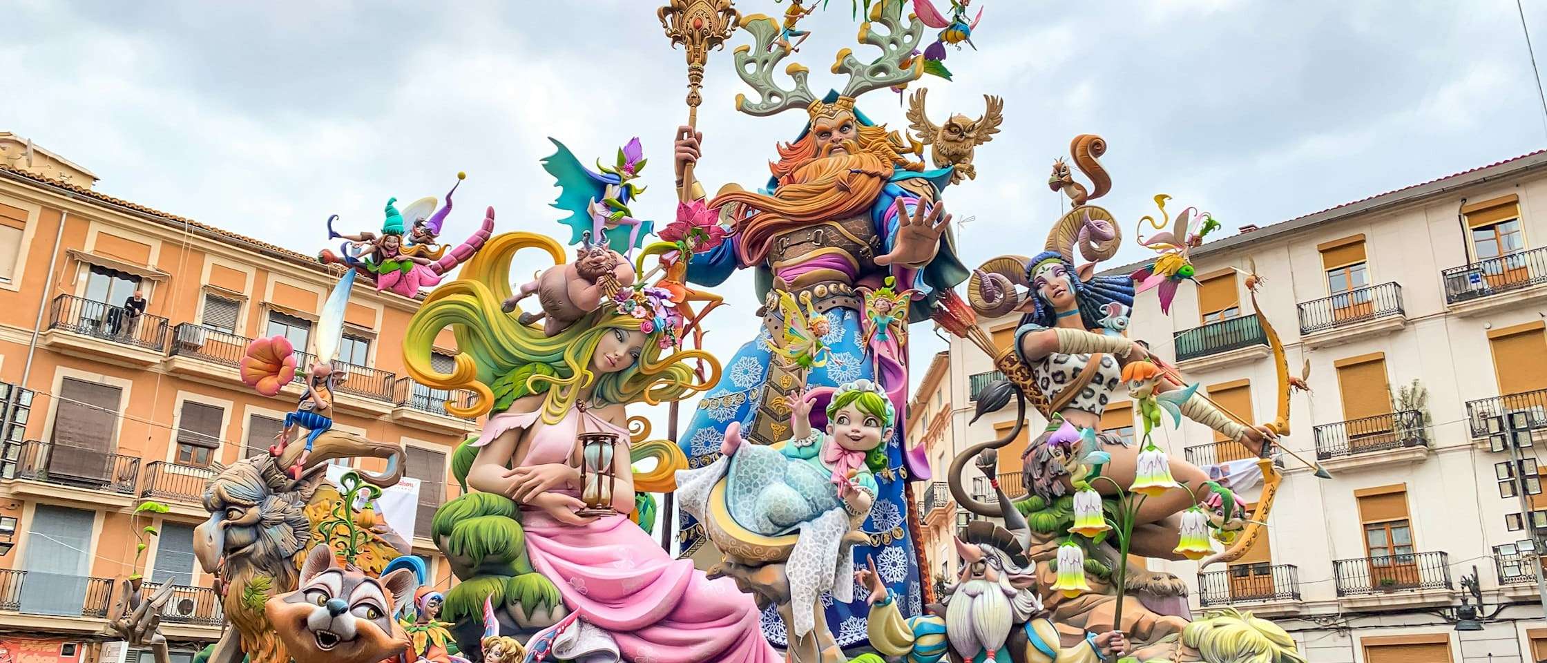 Falla monumental entre los edificios del centro de Valencia durante las Fallas