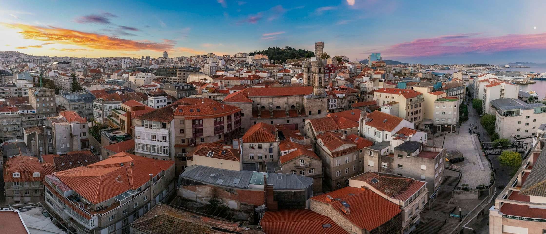 Tejados del Casco Vello de Vigo al amanecer con O Castro al fondo