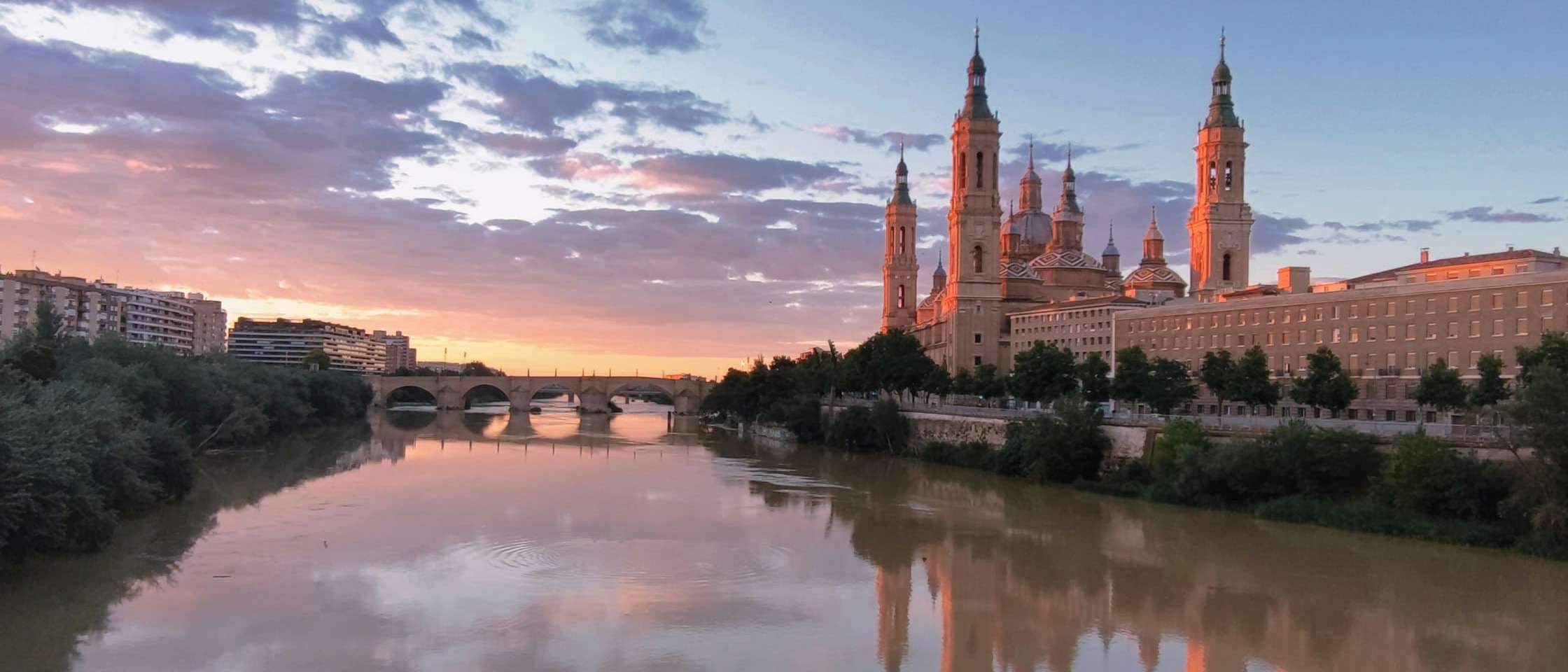 Basílica del Pilar y Puente de Piedra reflejados en el Ebro al amanecer